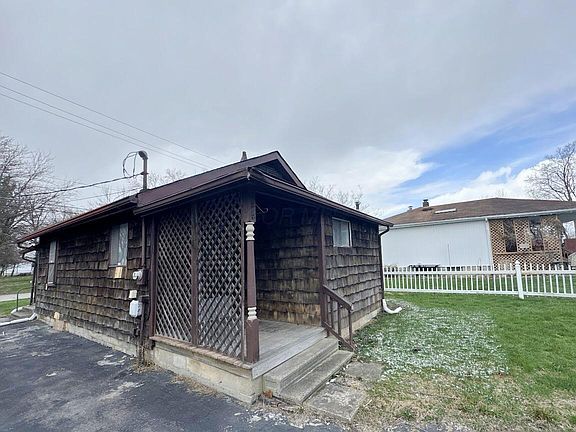 4th image of 1288 Hart Rd