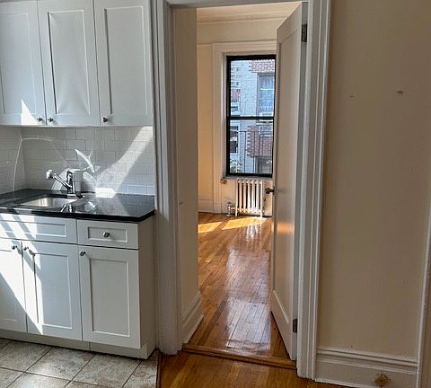 3rd image of 215 E 86th St APT 4N