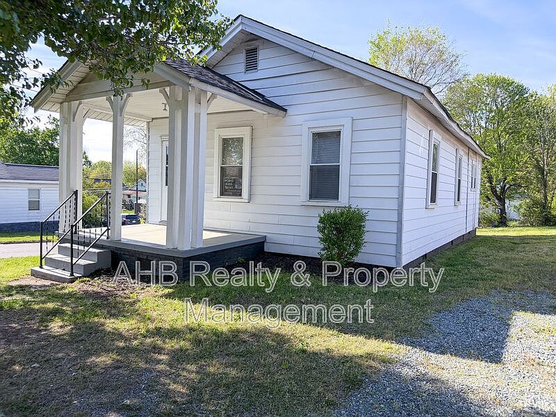 1st image of 1104 W Webb Ave