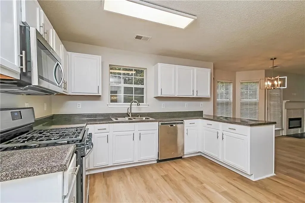 6472 Lester Ln — Photo 2