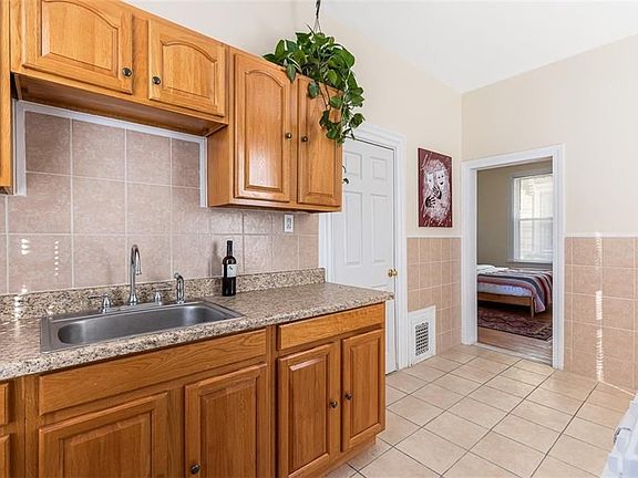 4th image of 1402 Westminster St #1R