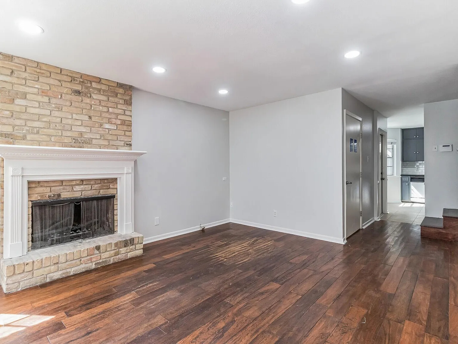 4 bed, 3.5 bath, 2201 sqft, $4,200 — Photo 3