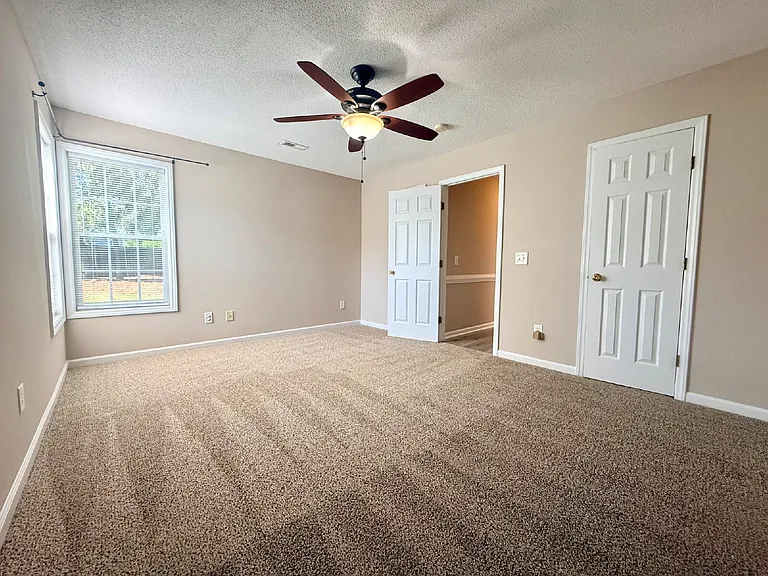 81 Essex Ct W — Photo 20