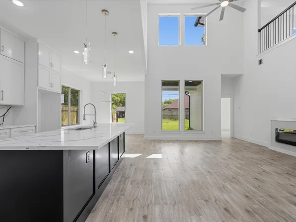 707 S Iowa St, La Porte, TX 77571