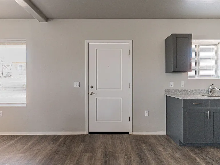Bellevue Apartments — Photo 14