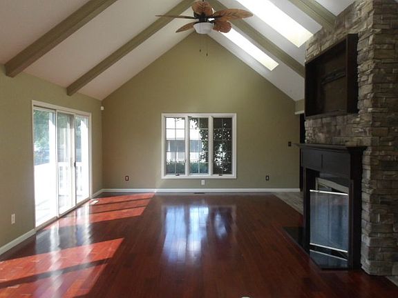 3rd image of 304 Greenway Ln