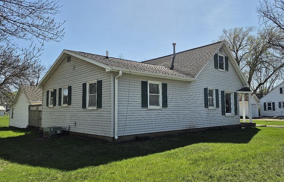 911 13th St, Milford, IA 51351 | Zillow