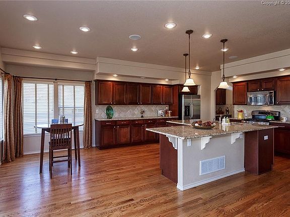 Beautiful gourmet kitchen is a chef's dream!
