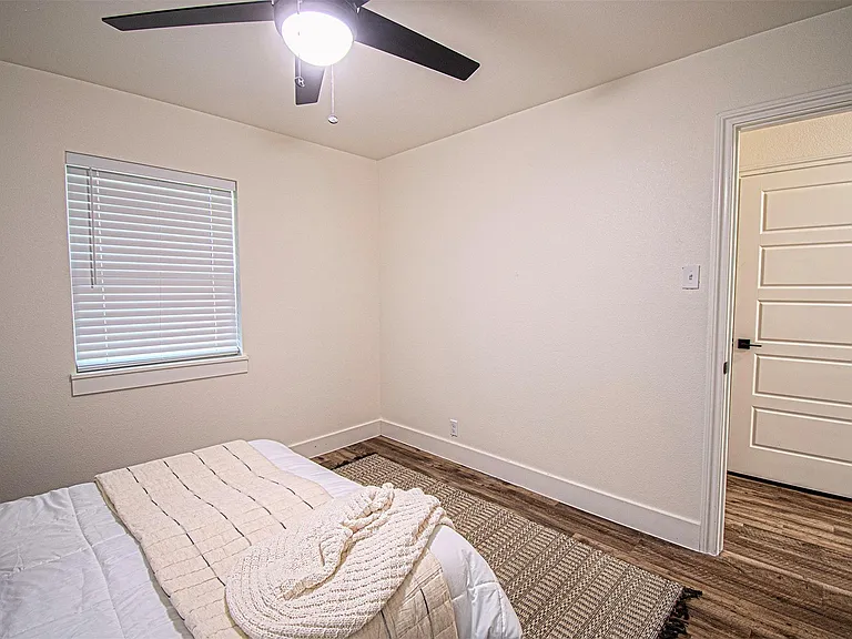 551 E Burks St — Photo 22