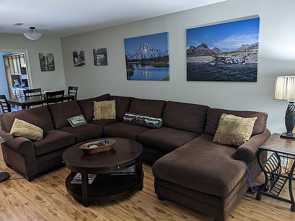 Living Area 15 ft x 22.5 ft