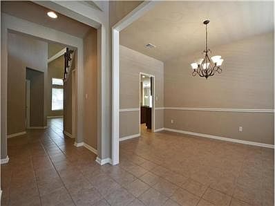 5th image of 516 Fallen Oaks Dr