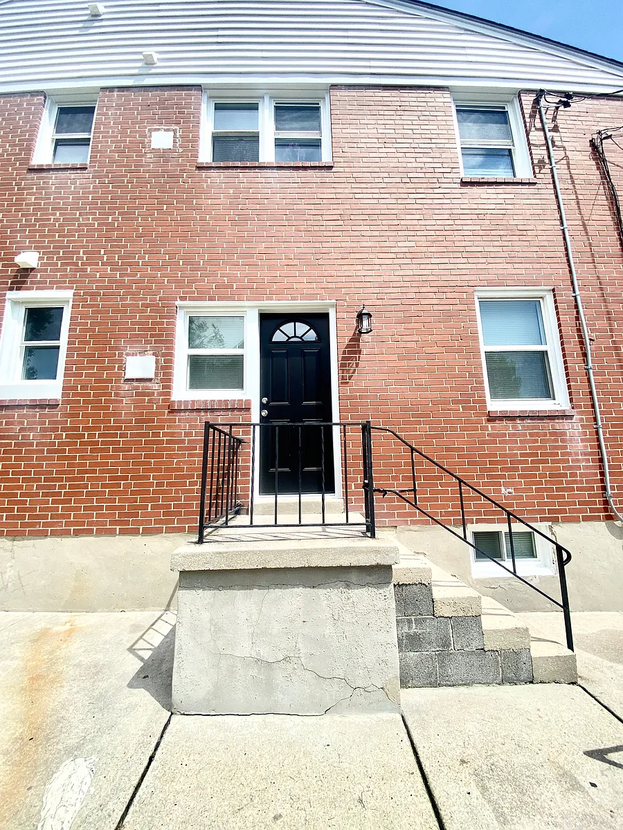 Building Photo - 4914 Hamilton Ave #1