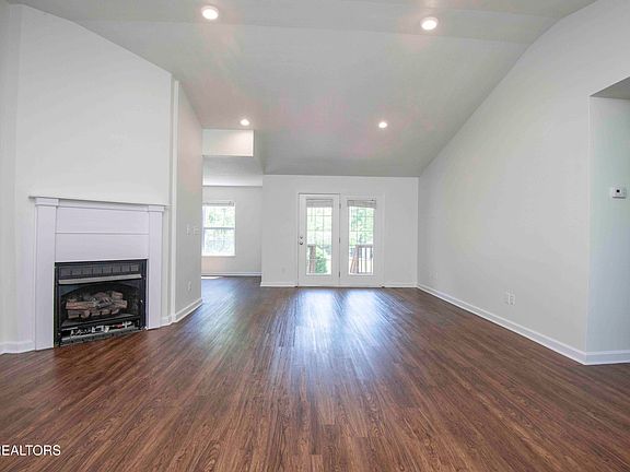 5th image of 145 Hillsborough Ln