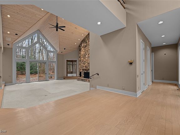 5th image of 90 Easton Ln