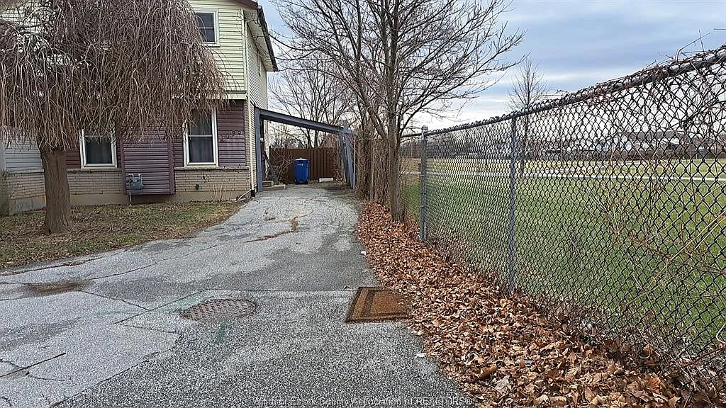 3 bed, 1.5 bath, $2,100 — Photo 2