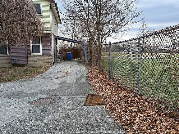 2nd image of 3098 Erindale Cres