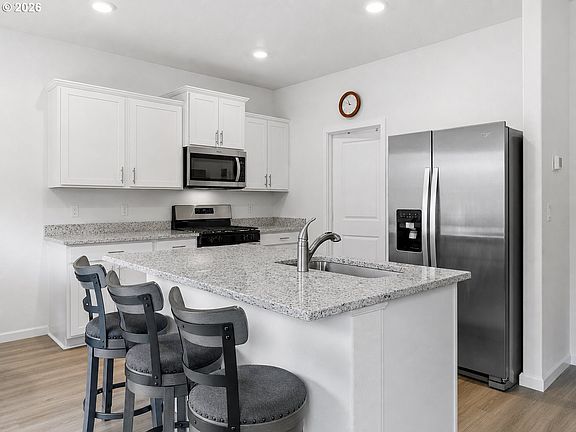 4th image of 4228 SW Phyllis Ave