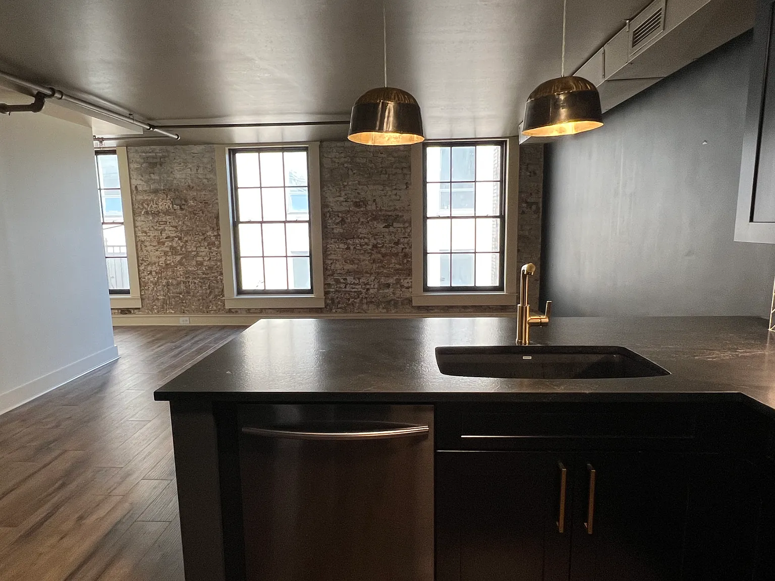 1 bed, 1050 sqft, $1,900 — Photo 2