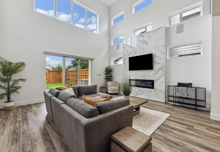 2429 Vagas St — Photo 3