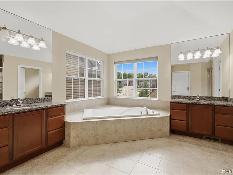 4810 E Stonegate Cir — Photo 37