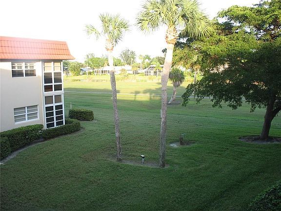 3rd image of 32 Pine Arbor Ln