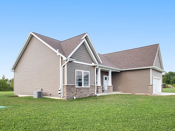 3rd image of 59716 Silverton Ct