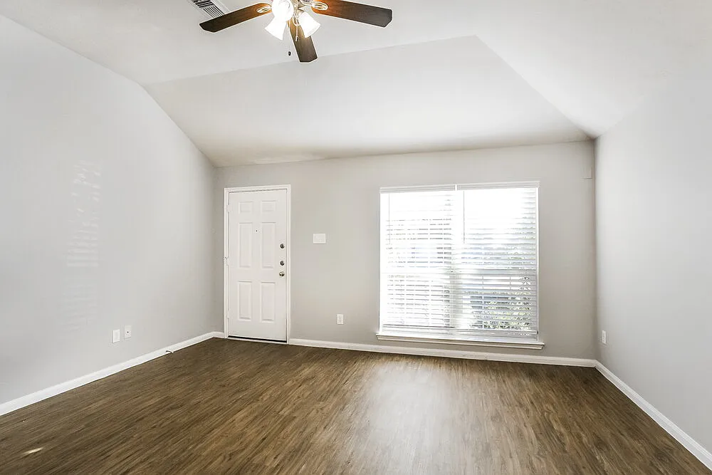 3 bed, 2.0 bath, 1216 sqft, $1,805 — Photo 4