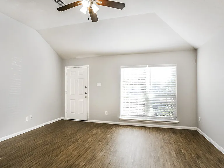 19242 Hopeview Ct — Photo 4