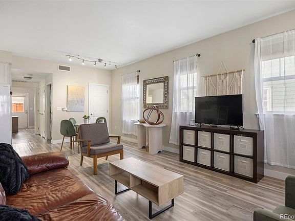 5th image of 2643 Roslyn Street