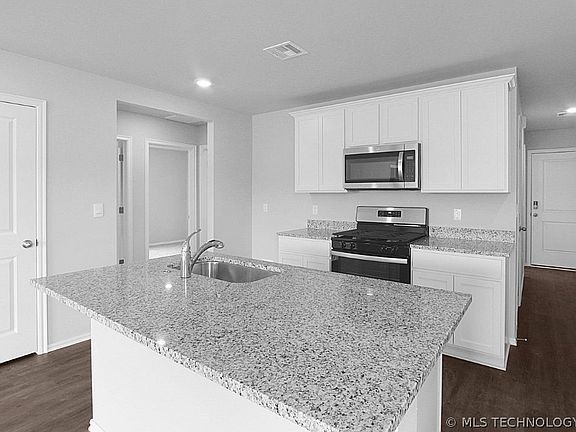4th image of 1030 N Arapahoe Ave