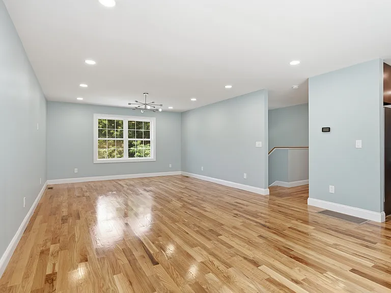 470 Oakville Ave — Photo 2