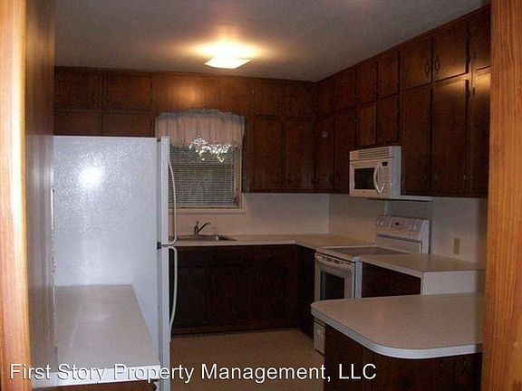 5th image of 820 Hillcrest St