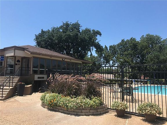 5th image of 6 W Meadow Ln
