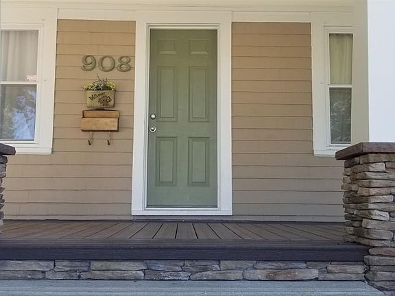 4th image of 908 3rd Ave E