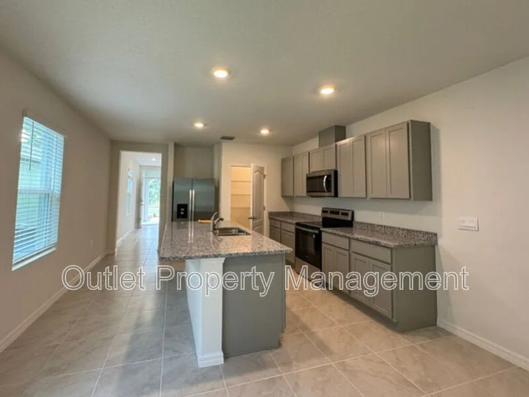 391 Pelham Park Dr — Photo 2