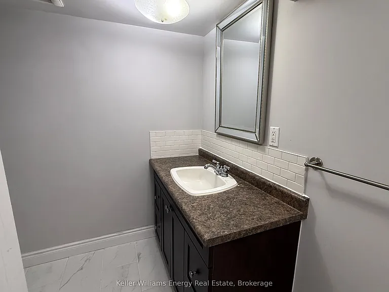 1137 Norman Cres #LOWER — Photo 31