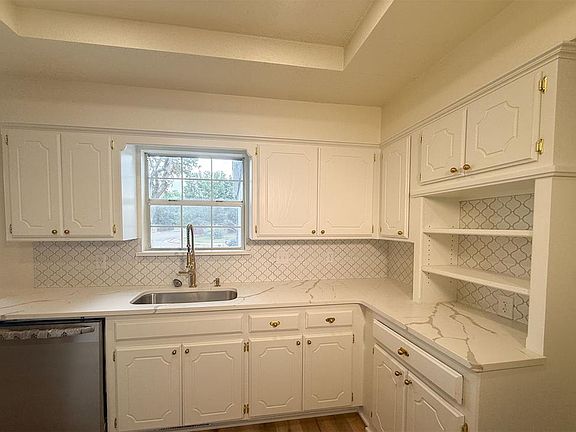5th image of 117 N Grand Fork Dr