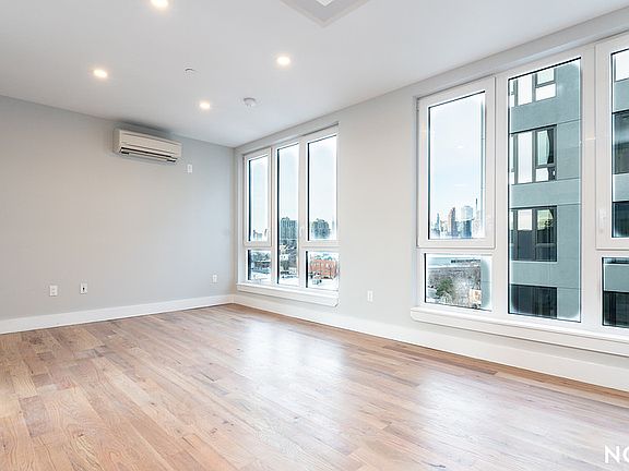 5th image of 31-61 Vernon Blvd #3N