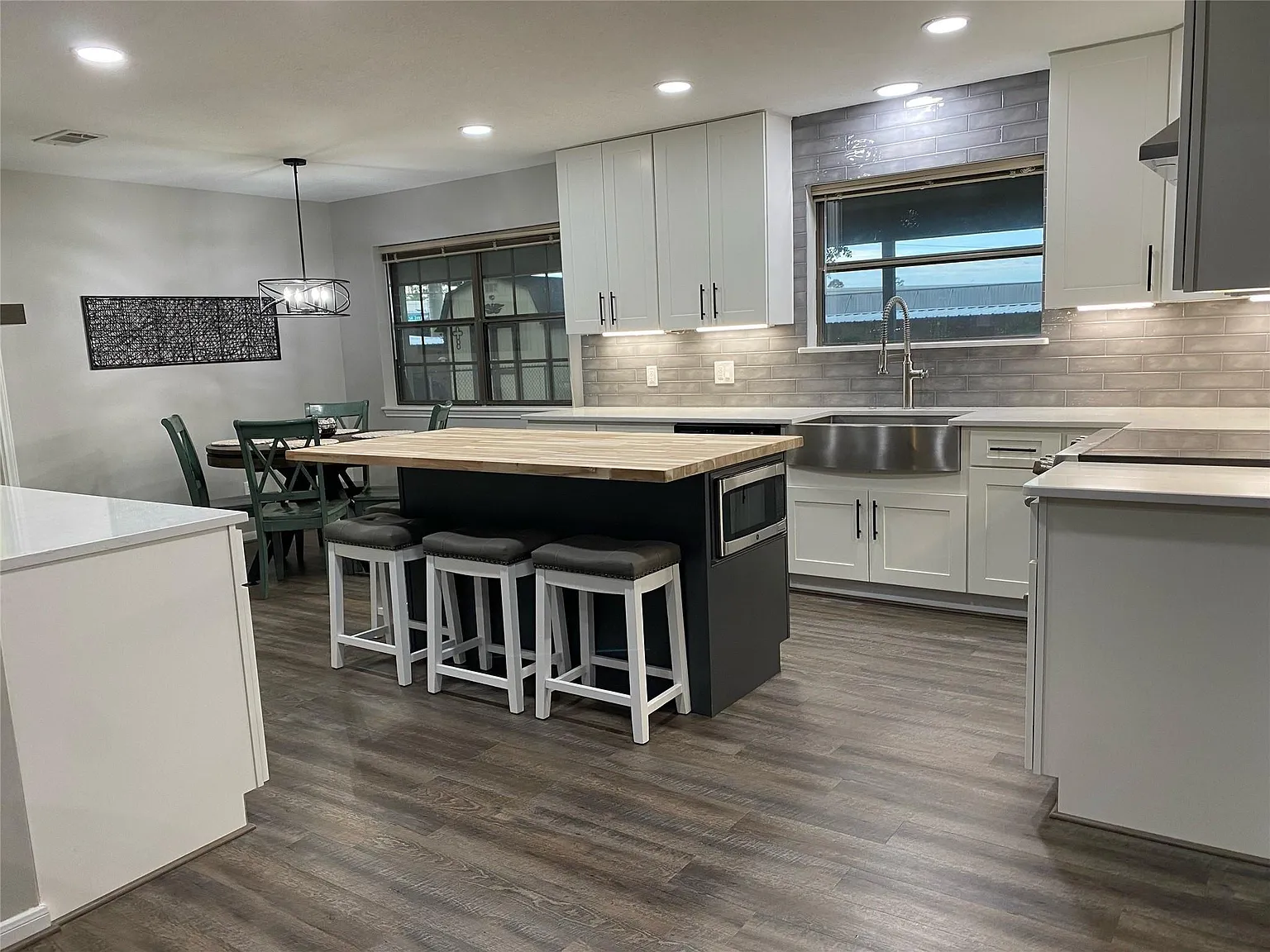 3 bed, 2.5 bath, 2024 sqft, $2,500 — Photo 2