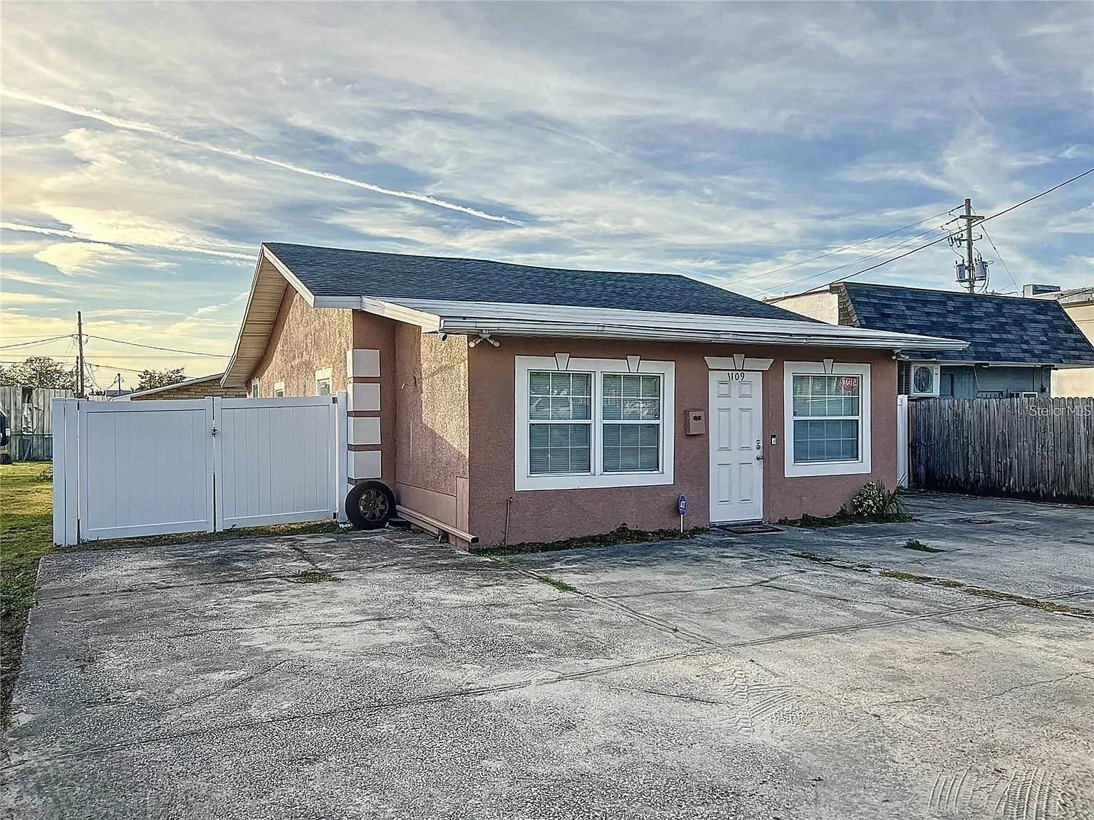 3 bed, 2.0 bath, 1238 sqft, $1,950 — Photo 2