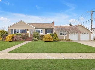 2387 Peg Ln, East Meadow, NY 11554