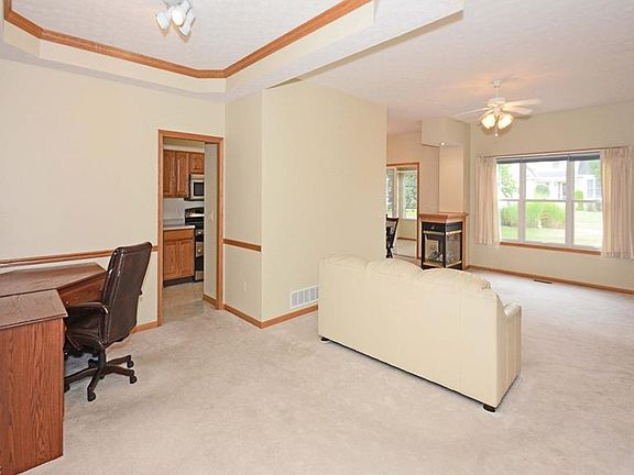 5th image of 444 Stonehedge Dr