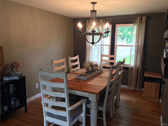 3rd image of 8011 Chariot Ln