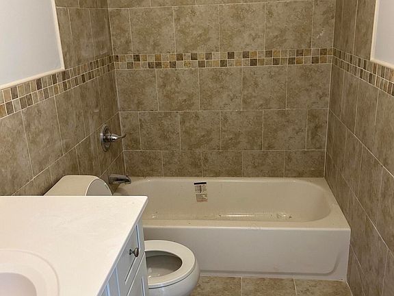 5th image of 472 Thornycroft Ave