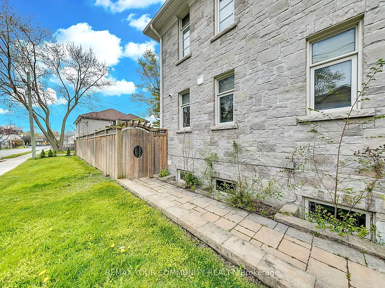 179 Greenfield Ave — Photo 3