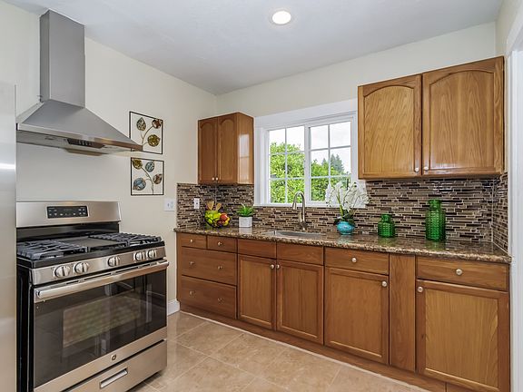 5th image of 21574 Meekland Ave