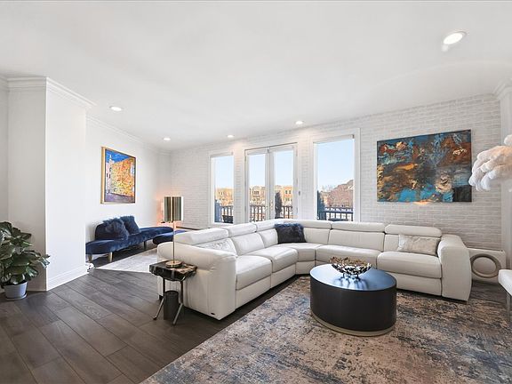 3rd image of 109 Shearwater Ct E APT 21