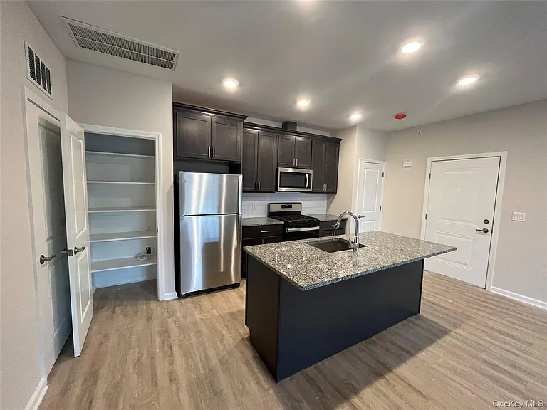 412 Tower Ridge Cir — Photo 1
