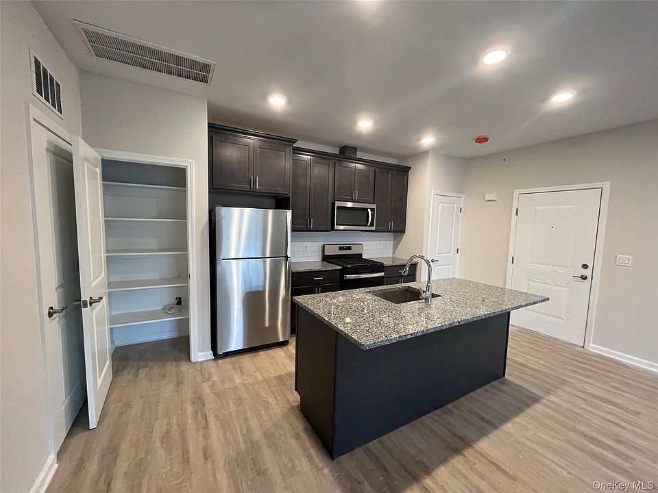 1st image of 412 Tower Ridge Cir