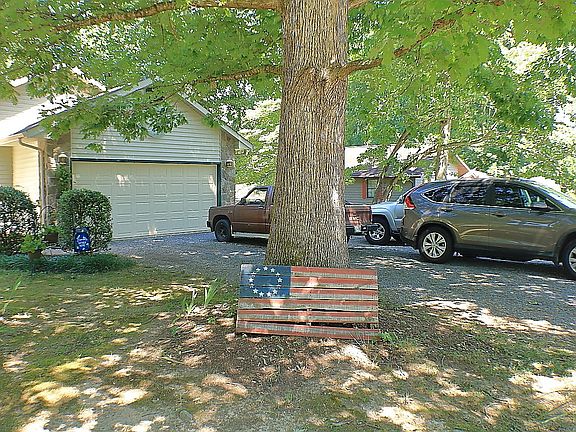 4th image of 407 Greenland Ln